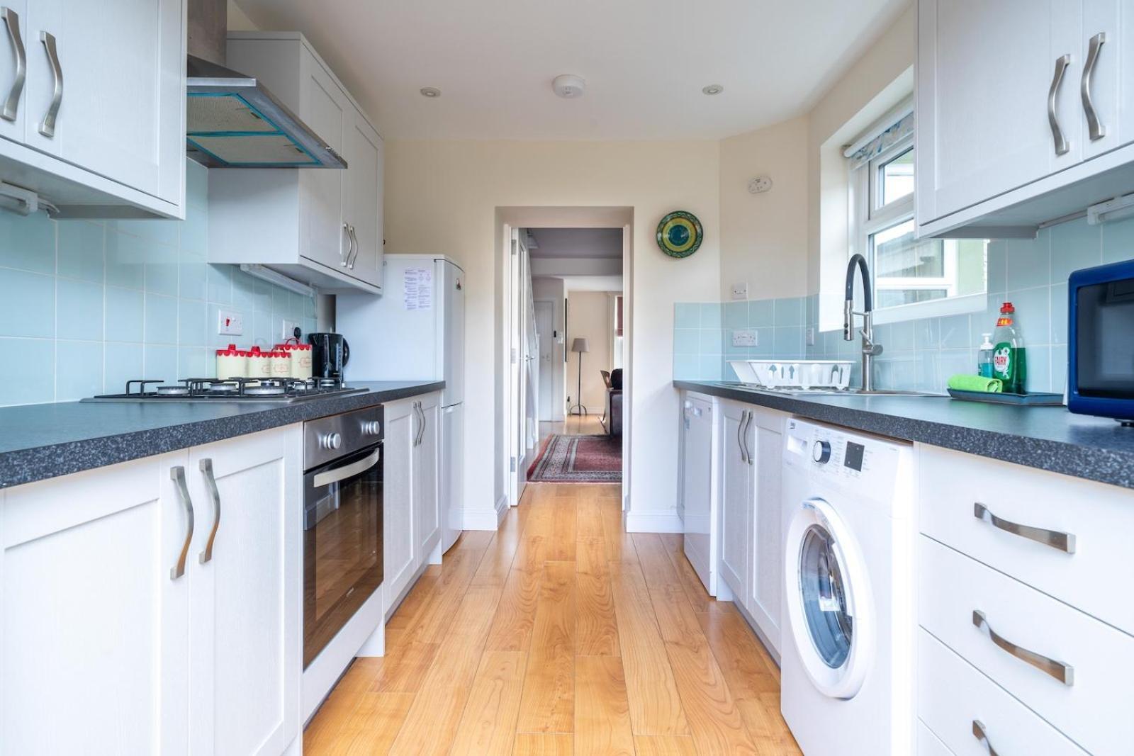 Chic 2-Bedroom Townhouse In Vibrant Abergavenny Exterior photo