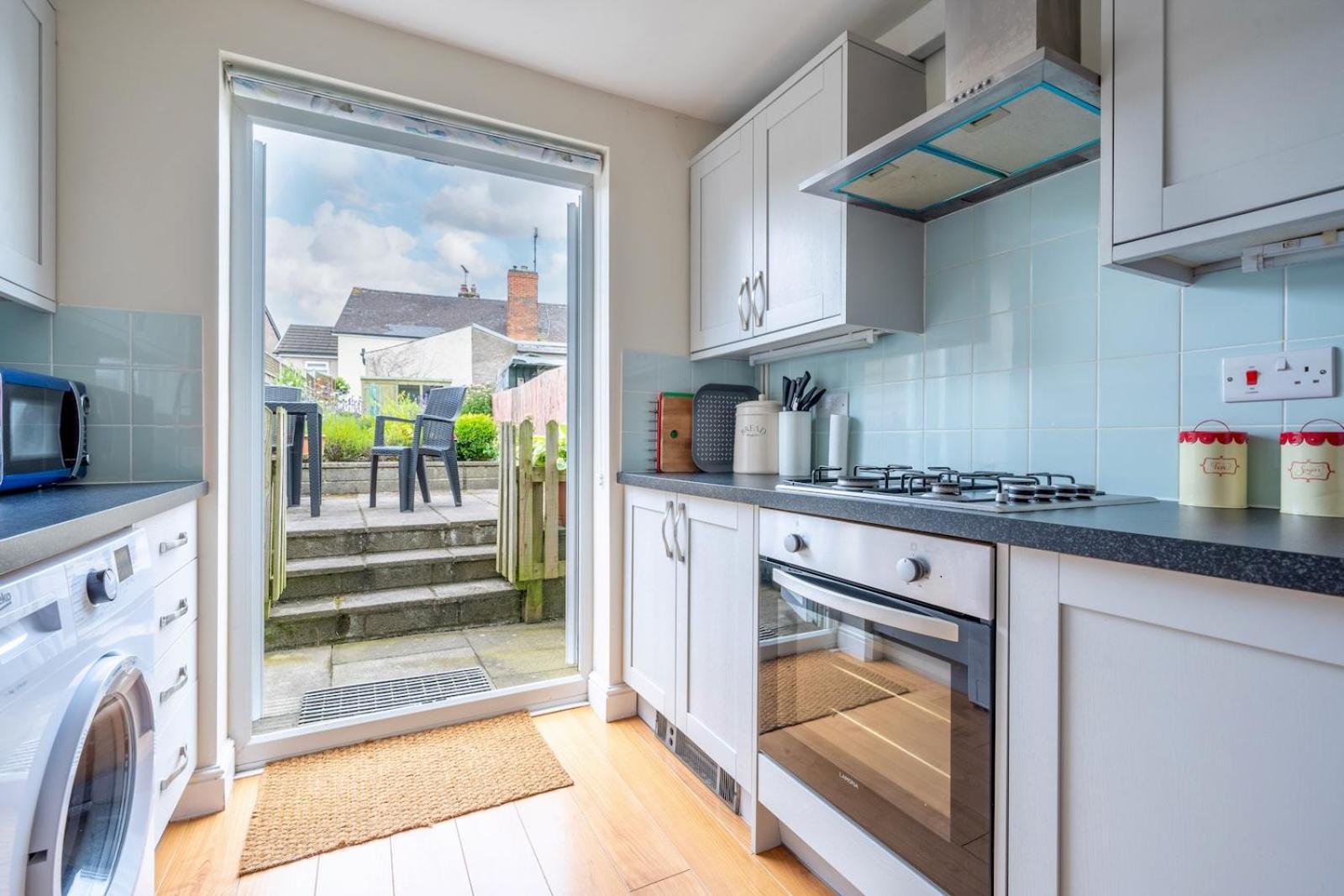 Chic 2-Bedroom Townhouse In Vibrant Abergavenny Exterior photo