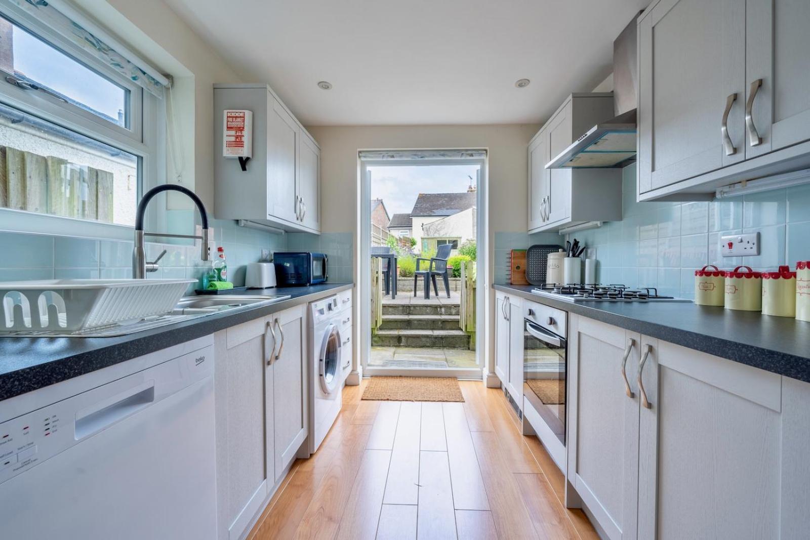 Chic 2-Bedroom Townhouse In Vibrant Abergavenny Exterior photo