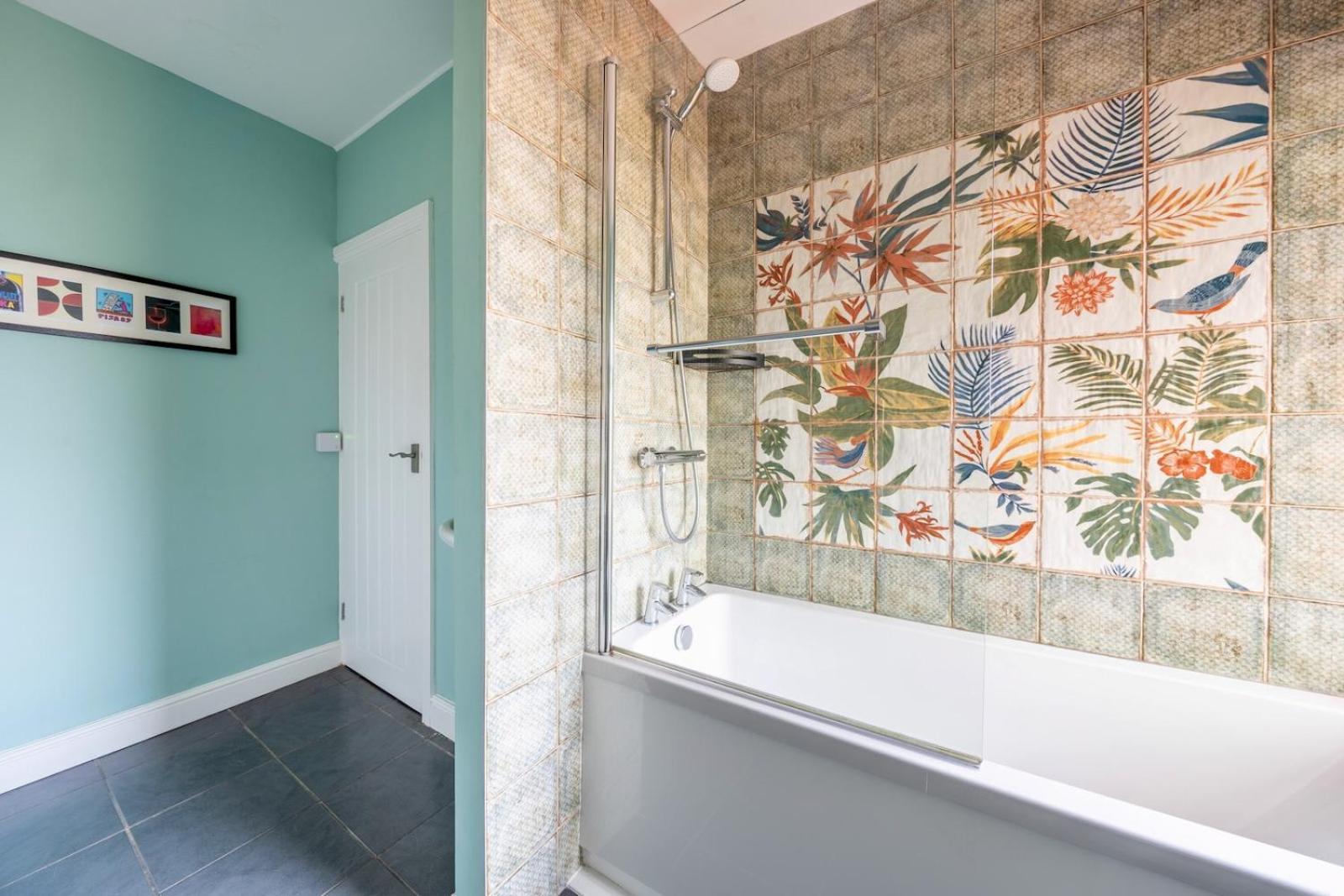 Chic 2-Bedroom Townhouse In Vibrant Abergavenny Exterior photo