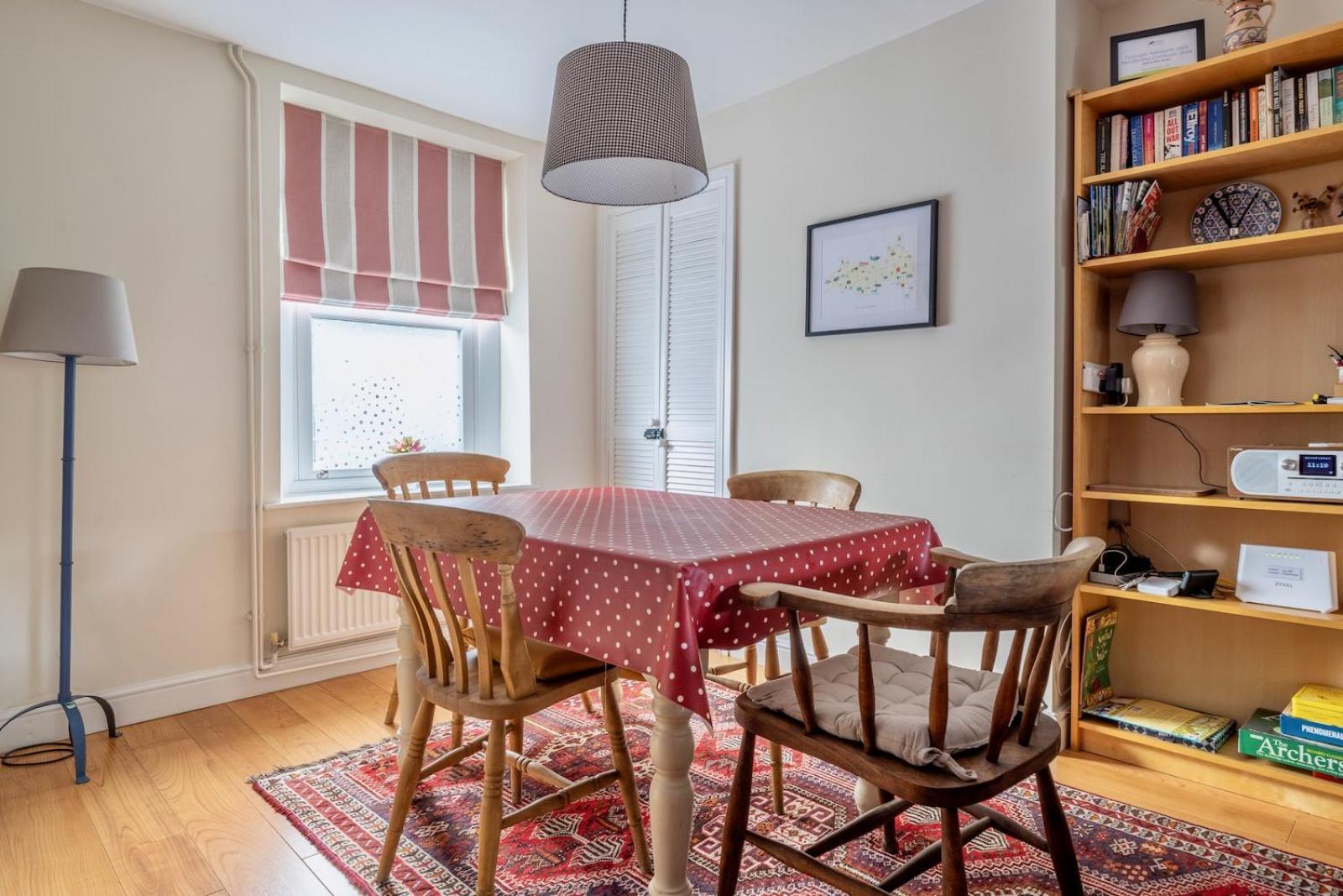 Chic 2-Bedroom Townhouse In Vibrant Abergavenny Exterior photo
