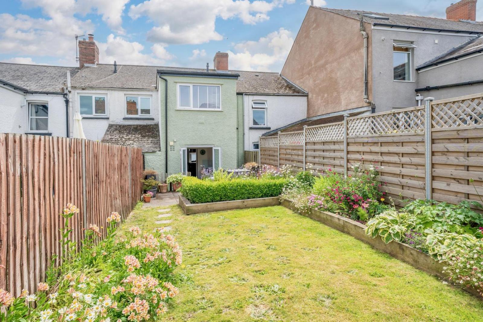 Chic 2-Bedroom Townhouse In Vibrant Abergavenny Exterior photo
